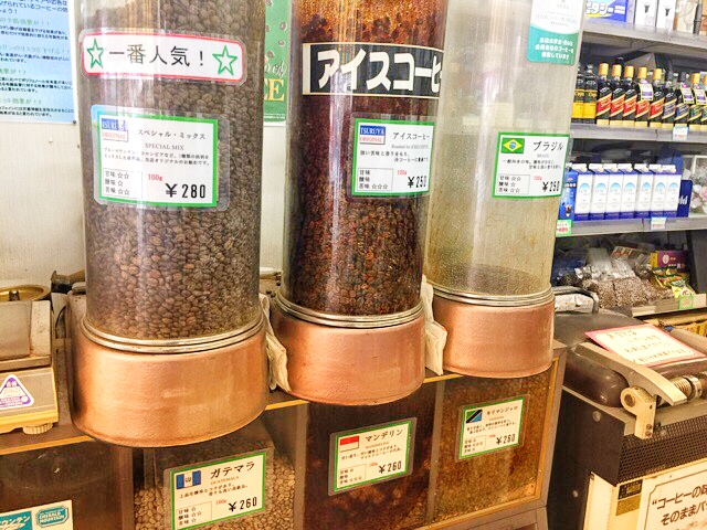 鶴屋自家焙煎コーヒー豆が並ぶ