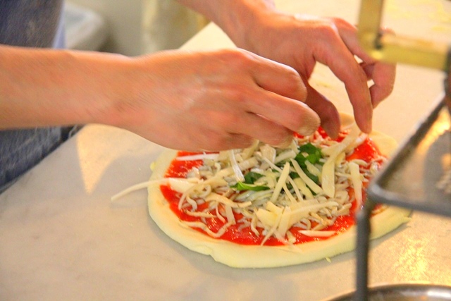 調理するピッツェリア ジターリア ダ フィリッポのピッツァイオーロ