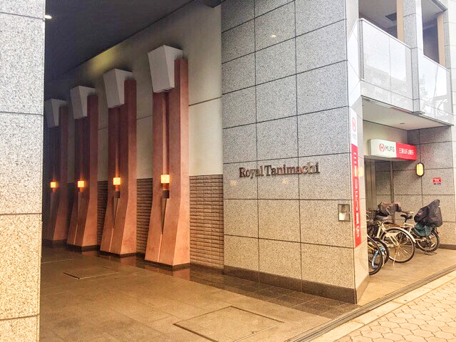 堀江登記測量事務所があるロイヤル谷町は、谷町六丁目駅1番出口からすぐ、UFJ銀行の隣にあります。