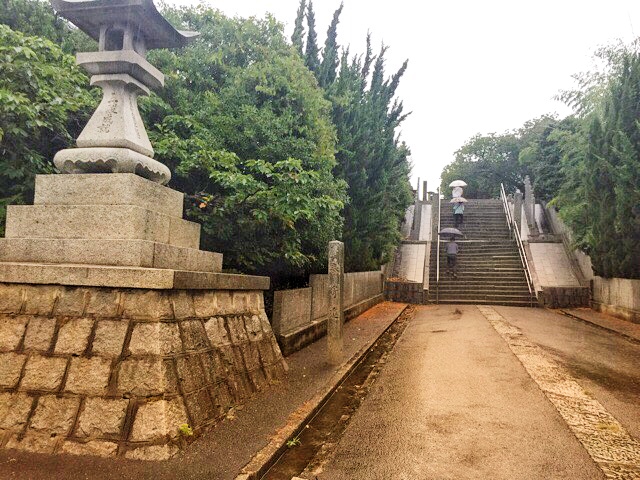 伊予国分寺は駐車場から階段を上がったところになります。
