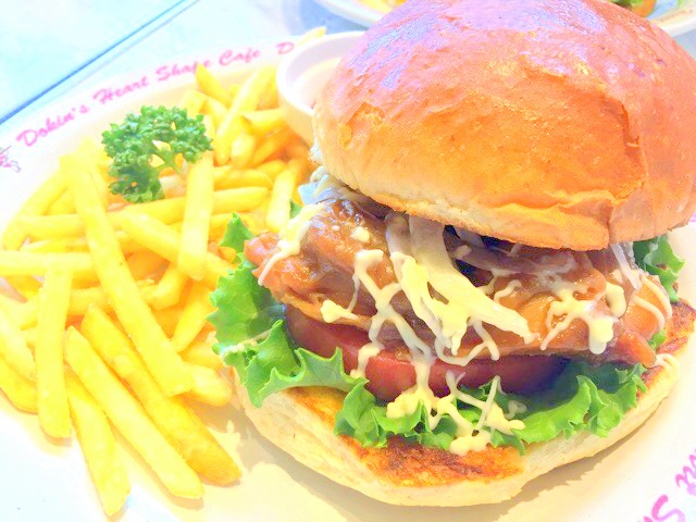 神戸アンパンマンミュージアム＆モール内、ドキンちゃんのカフェ。「ドキンズハートシェイプカフェ」のハンバーガー
