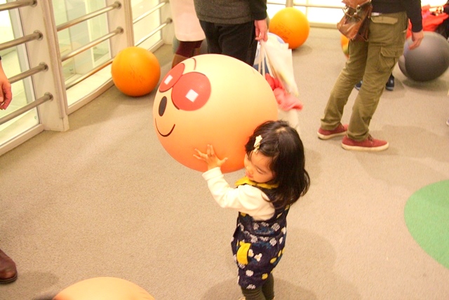 神戸アンパンマンミュージアム＆モールの「ボールパーク」ではアンパンマンたちのボールを投げたり転がしたり体を動かして遊びます！