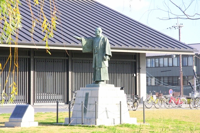平城宮跡歴史公園、平城宮いざない館前には、文化財保護運動家で平城宮の保存活動に尽力した棚田嘉十郎の銅像があります。